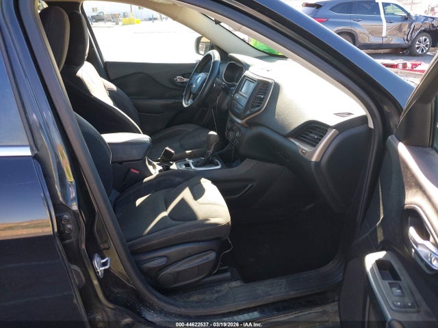 1C4PJLCB0GW114341 Jeep Cherokee Latitude