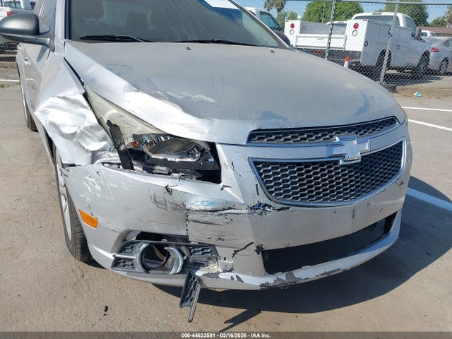 1G1PA5SH2E7132776 Chevrolet Cruze Ls Auto