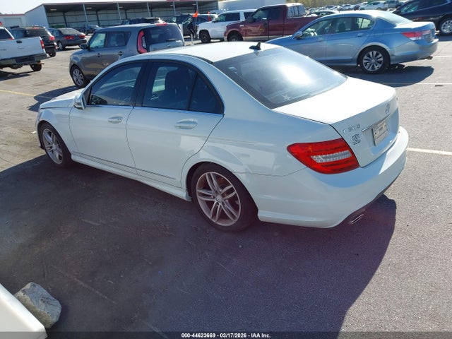 2012 MERCEDES-BENZ C 300 WDDGF8BB9CA710562 Photo 2