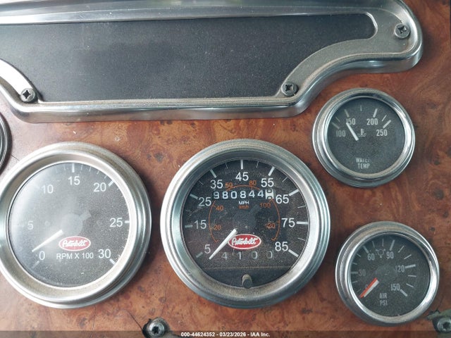 Продажа на аукционе авто 2001 Peterbilt 379, vin: 1NP5LB9X41D557070, номер лота: 44624352