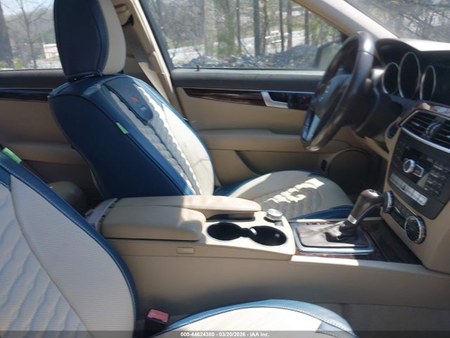 2013 Mercedes-benz C 300 Sport 4matic მანქანა იყიდება აუქციონზე, vin: WDDGF8AB0DA822752, აუქციონის ნომერი: 44624380