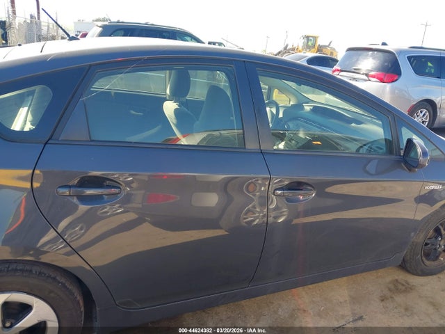 Toyota Prius Two 2014 JTDKN3DU3E1769022 Image 13