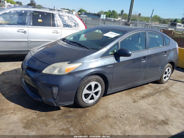 Toyota Prius Two 2014 JTDKN3DU3E1769022 Image 2