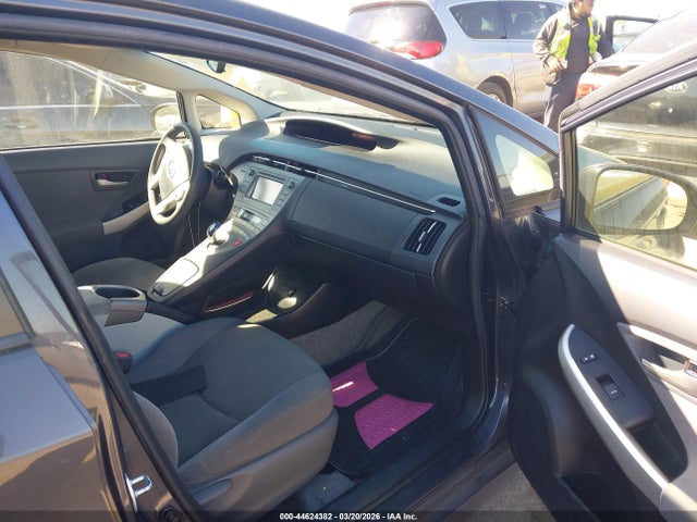 Toyota Prius Two 2014 JTDKN3DU3E1769022 Image 5