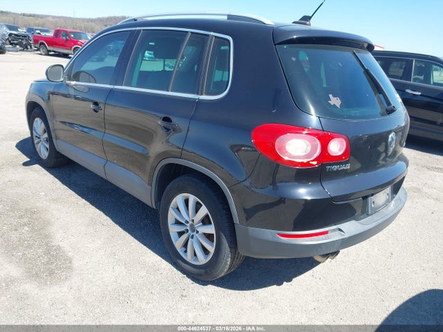 2011 VOLKSWAGEN TIGUAN WVGAV7AX0BW539921 Photo 2