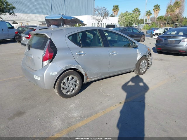 JTDKDTB34F1104578 Toyota Prius C One