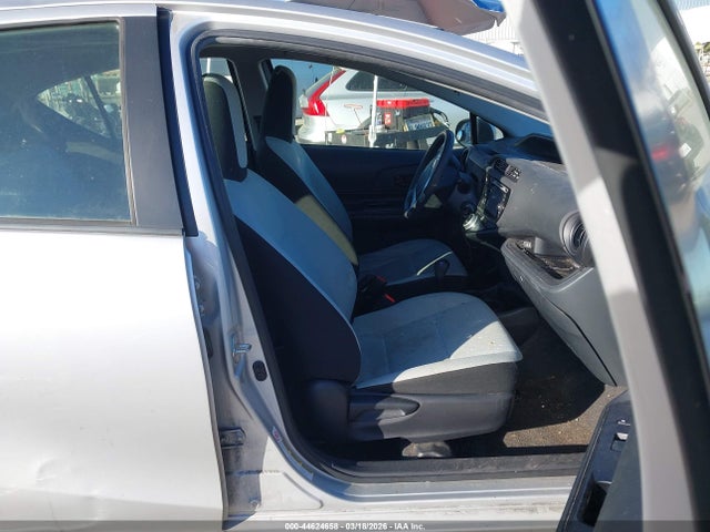 JTDKDTB34F1104578 Toyota Prius C One