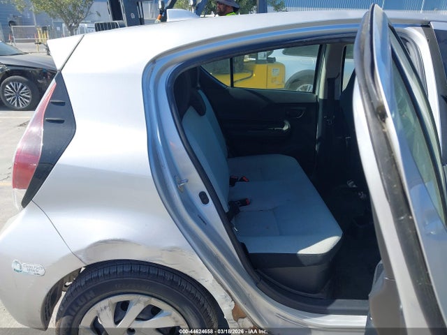JTDKDTB34F1104578 Toyota Prius C One