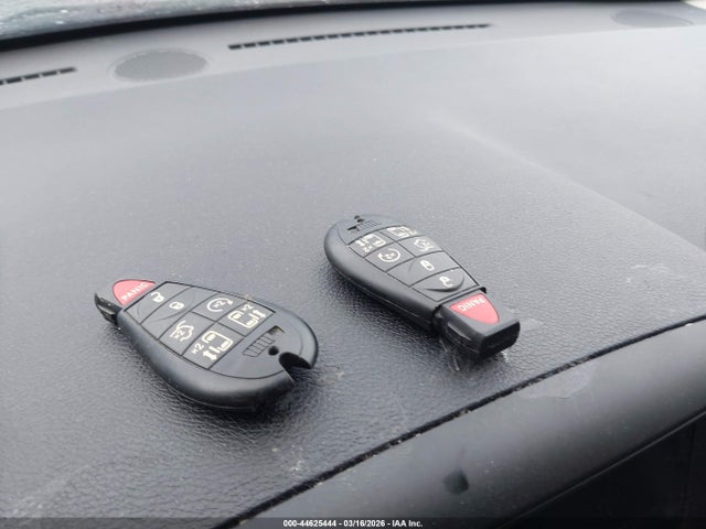 2015 Chrysler Town & Country Touring მანქანა იყიდება აუქციონზე, vin: 2C4RC1BG8FR590011, აუქციონის ნომერი: 44625444