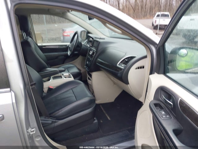 2015 Chrysler Town & Country Touring მანქანა იყიდება აუქციონზე, vin: 2C4RC1BG8FR590011, აუქციონის ნომერი: 44625444