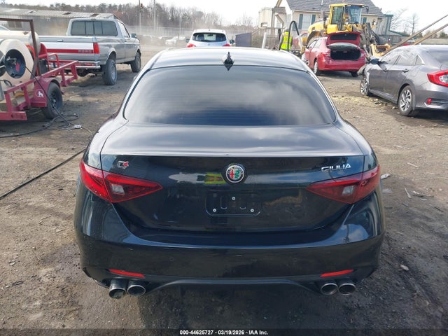 44625727 :رقم المزاد ، ZARFANBN4N7663685 vin ، 2022 Alfa Romeo Giulia Veloce Awd مزاد بيع