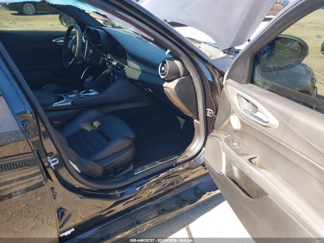 44625727 :رقم المزاد ، ZARFANBN4N7663685 vin ، 2022 Alfa Romeo Giulia Veloce Awd مزاد بيع