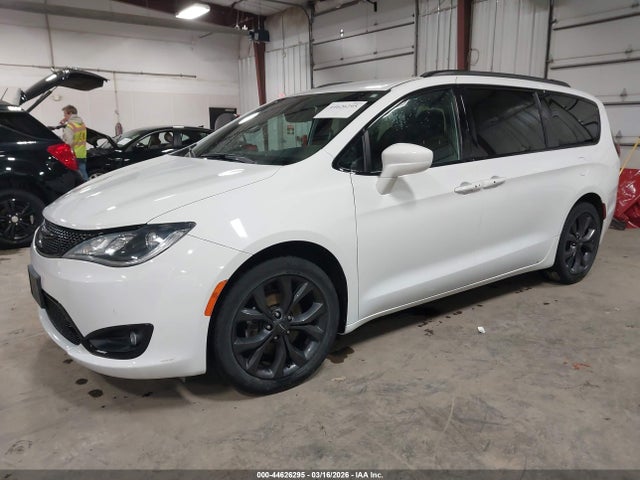 Продажа на аукционе авто 2018 Chrysler Pacifica Touring Plus, vin: 2C4RC1FG6JR234191, номер лота: 44626295