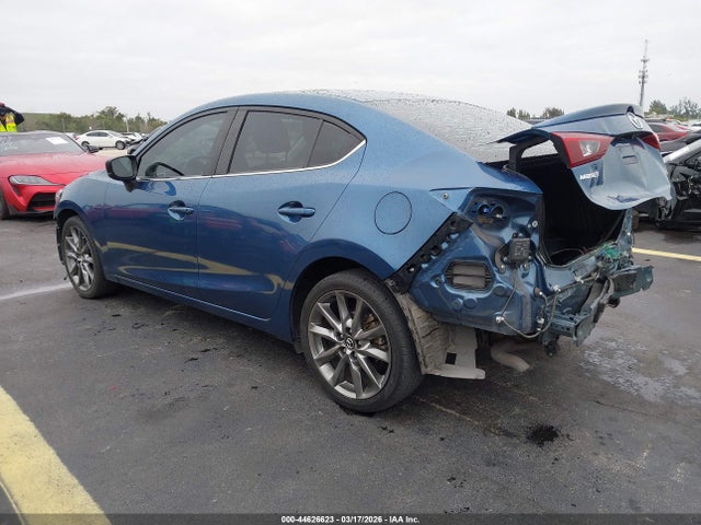 44626623 :رقم المزاد ، 3MZBN1V38JM214135 vin ، 2018 Mazda Mazda3 Touring مزاد بيع