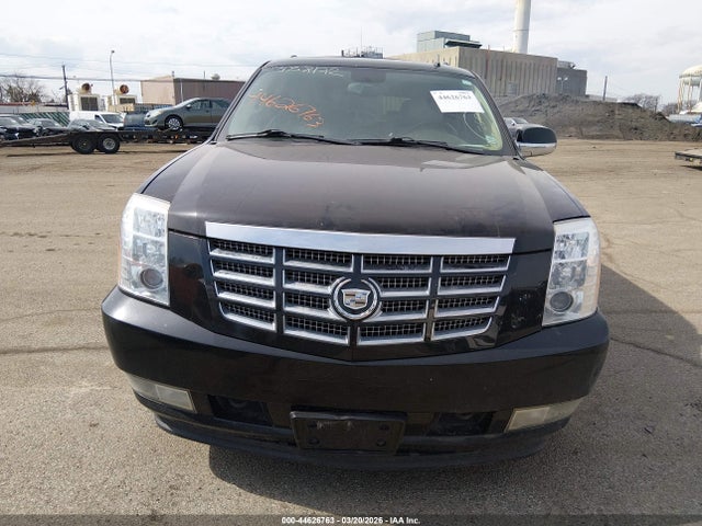 44626763 :رقم المزاد ، 1GYS4CEF6BR155589 vin ، 2011 Cadillac Escalade Premium مزاد بيع