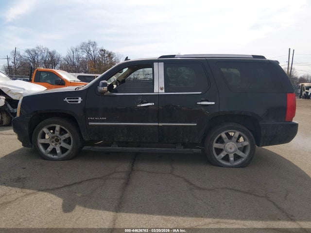 44626763 :رقم المزاد ، 1GYS4CEF6BR155589 vin ، 2011 Cadillac Escalade Premium مزاد بيع