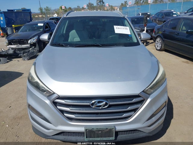 KM8J33A41HU329353 Hyundai TUCSON SE