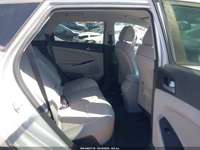 KM8J33A41HU329353 Hyundai TUCSON SE