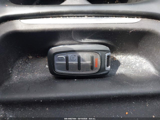 44627484 :رقم المزاد ، 2C4RC1DG6MR520226 vin ، 2021 Chrysler Voyager Lxi مزاد بيع