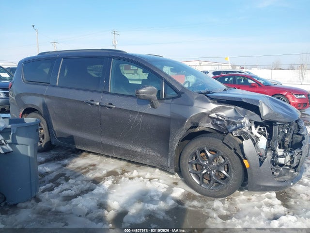 2018 Chrysler Pacifica Touring L მანქანა იყიდება აუქციონზე, vin: 2C4RC1BG3JR332777, აუქციონის ნომერი: 44627978