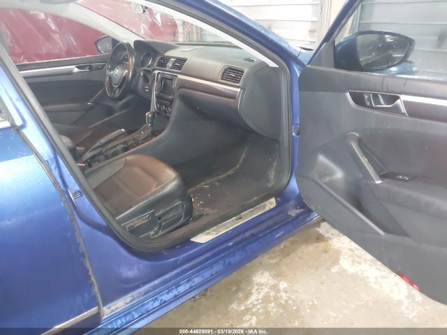 1VWAT7A33GC058154 Volkswagen Passat 1.8t R-line