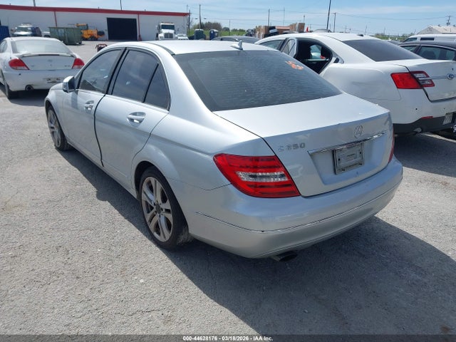 2014 MERCEDES-BENZ C 250 WDDGF4HB0ER310653 Photo 2