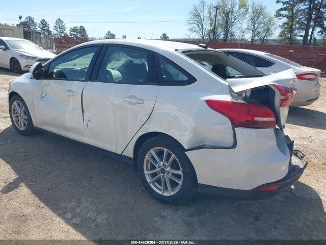 Ford FOCUS SE 2017 1FADP3F24HL328447 Image 3