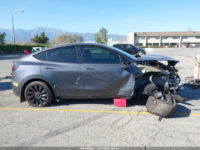 2022 Tesla Model Y Performance Dual Motor All-wheel Drive მანქანა იყიდება აუქციონზე, vin: 7SAYGDEF5NF511752, აუქციონის ნომერი: 44628621