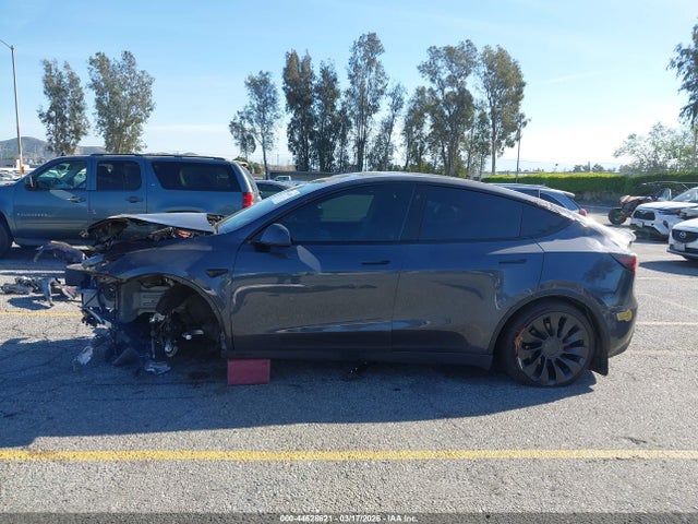2022 Tesla Model Y Performance Dual Motor All-wheel Drive მანქანა იყიდება აუქციონზე, vin: 7SAYGDEF5NF511752, აუქციონის ნომერი: 44628621