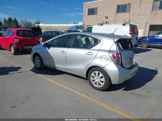 2013 TOYOTA PRIUS C JTDKDTB33D1530226 Photo 2