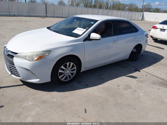 44630433 :رقم المزاد ، 4T1BF1FK5FU931757 vin ، 2015 Toyota Camry Le مزاد بيع