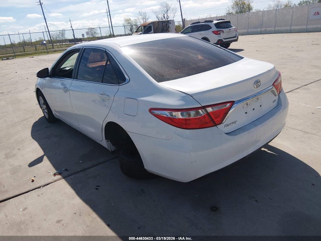 44630433 :رقم المزاد ، 4T1BF1FK5FU931757 vin ، 2015 Toyota Camry Le مزاد بيع