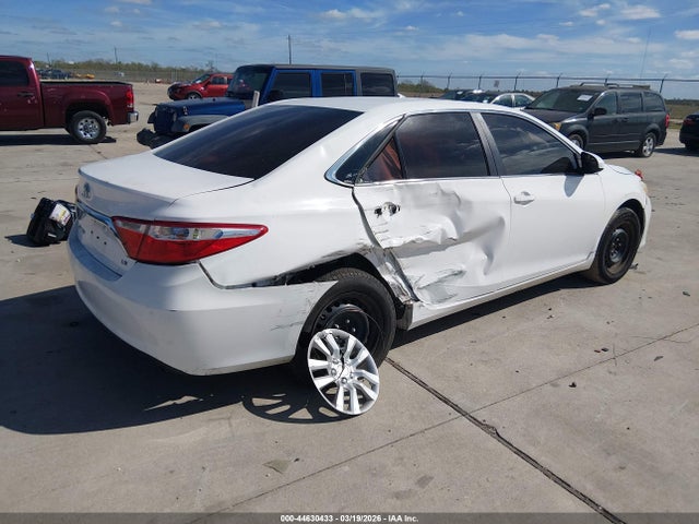 44630433 :رقم المزاد ، 4T1BF1FK5FU931757 vin ، 2015 Toyota Camry Le مزاد بيع