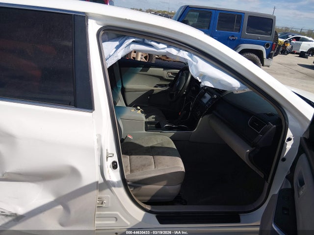 44630433 :رقم المزاد ، 4T1BF1FK5FU931757 vin ، 2015 Toyota Camry Le مزاد بيع
