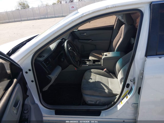 44630433 :رقم المزاد ، 4T1BF1FK5FU931757 vin ، 2015 Toyota Camry Le مزاد بيع