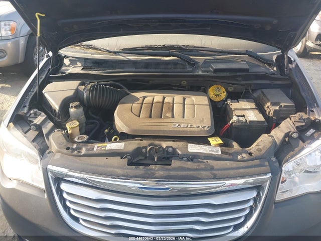 2015 Chrysler Town & Country Touring მანქანა იყიდება აუქციონზე, vin: 2C4RC1BG1FR694372, აუქციონის ნომერი: 44630643
