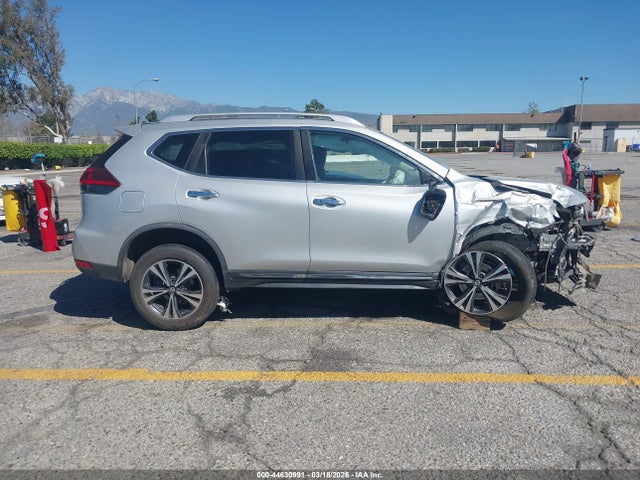 JN8AT2MV8JW319646 Nissan Rogue Sl