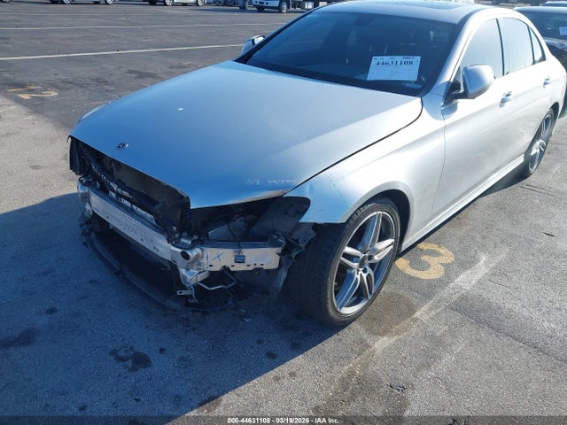 44631108 :رقم المزاد ، WDDZF4JB3JA330360 vin ، 2018 Mercedes-benz E 300 مزاد بيع