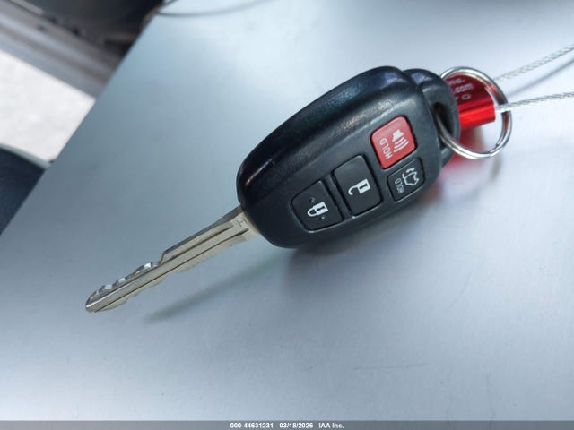 2T3WFREV8FW155613 Toyota Rav4 Xle