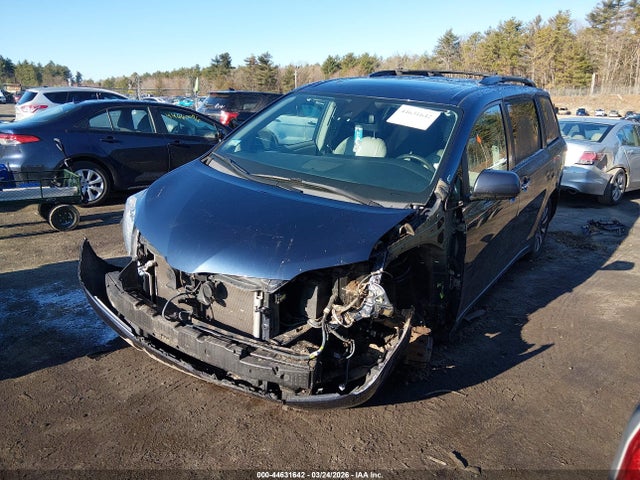5TDDZ3DC1KS216856 Toyota Sienna Xle Premium 7 Passenger