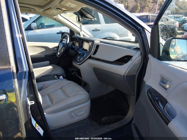5TDDZ3DC1KS216856 Toyota Sienna Xle Premium 7 Passenger