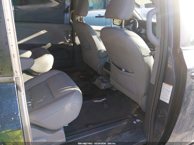 5TDDZ3DC1KS216856 Toyota Sienna Xle Premium 7 Passenger
