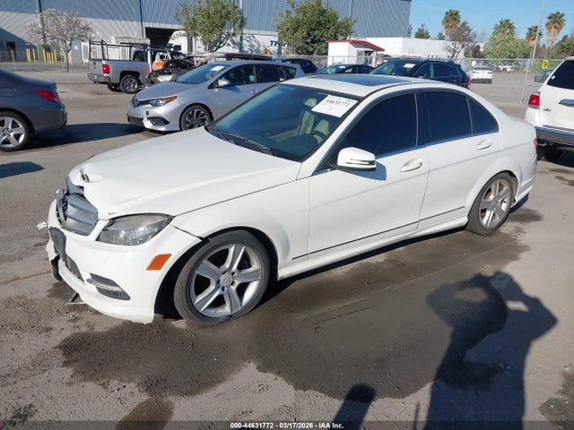 2011 MERCEDES-BENZ C 300 WDDGF5EB5BR157077 Photo 1