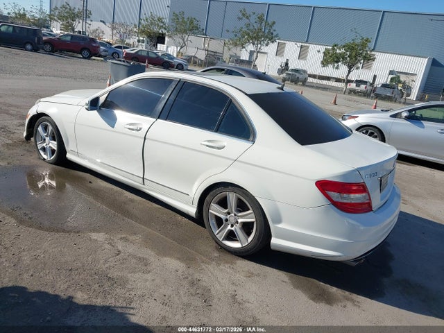 2011 MERCEDES-BENZ C 300 WDDGF5EB5BR157077 Photo 2