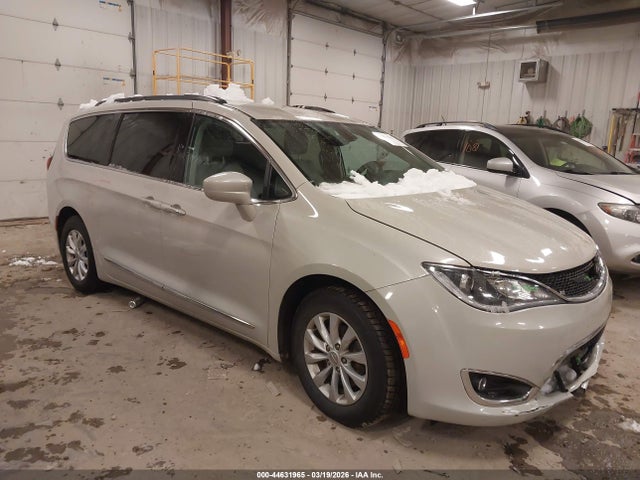 Продажа на аукционе авто 2017 Chrysler Pacifica Touring-l, vin: 2C4RC1BG9HR633855, номер лота: 44631965
