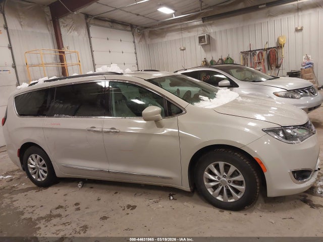 Продаж на аукціоні авто 2017 Chrysler Pacifica Touring-l, vin: 2C4RC1BG9HR633855, номер лоту: 44631965