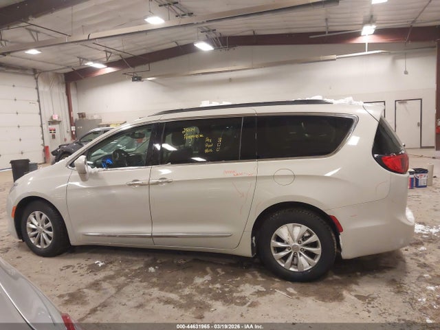 Продаж на аукціоні авто 2017 Chrysler Pacifica Touring-l, vin: 2C4RC1BG9HR633855, номер лоту: 44631965