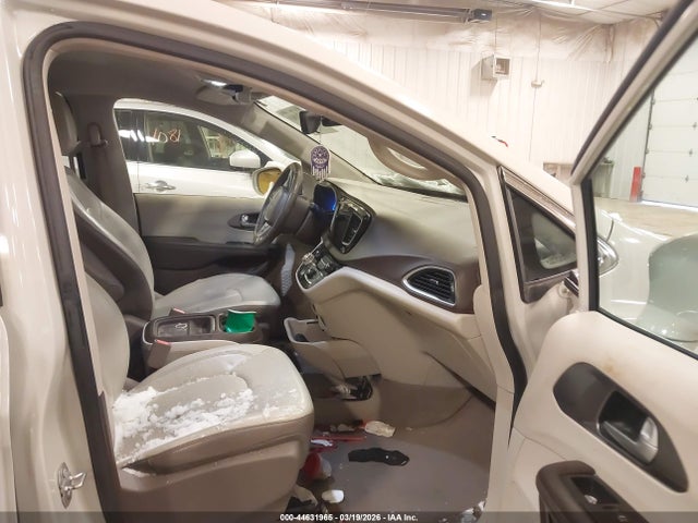 Продаж на аукціоні авто 2017 Chrysler Pacifica Touring-l, vin: 2C4RC1BG9HR633855, номер лоту: 44631965