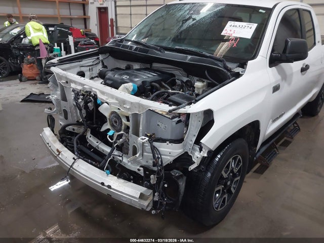 5TFUW5F13JX714548 Toyota Tundra Sr5 5.7l V8