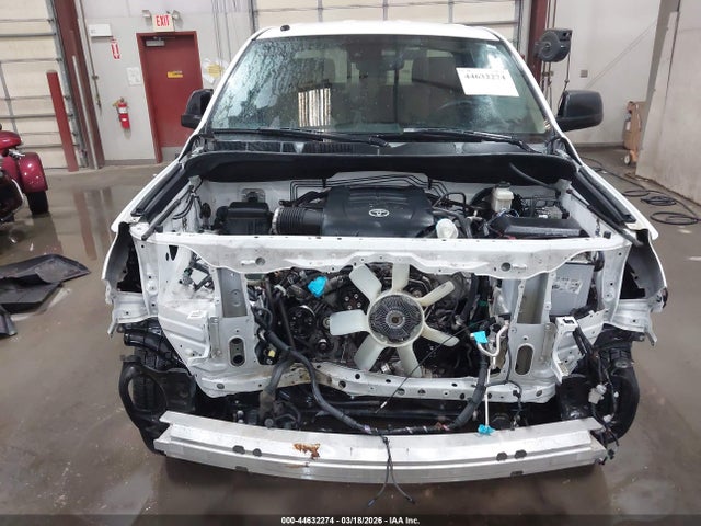 5TFUW5F13JX714548 Toyota Tundra Sr5 5.7l V8